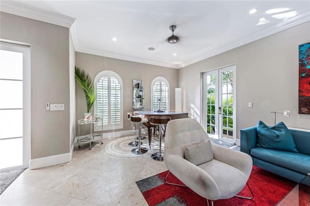 CONDO ON BANYAN 1 - Residential