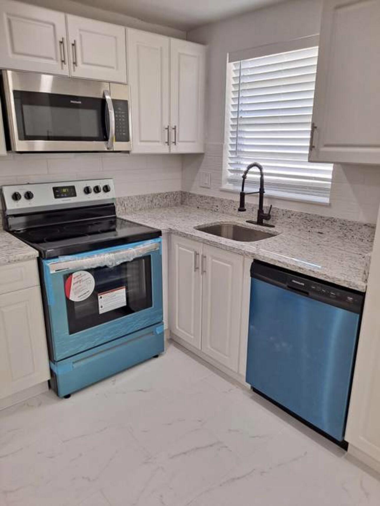 APPLEGREEN CONDO APTS 1 - Residential