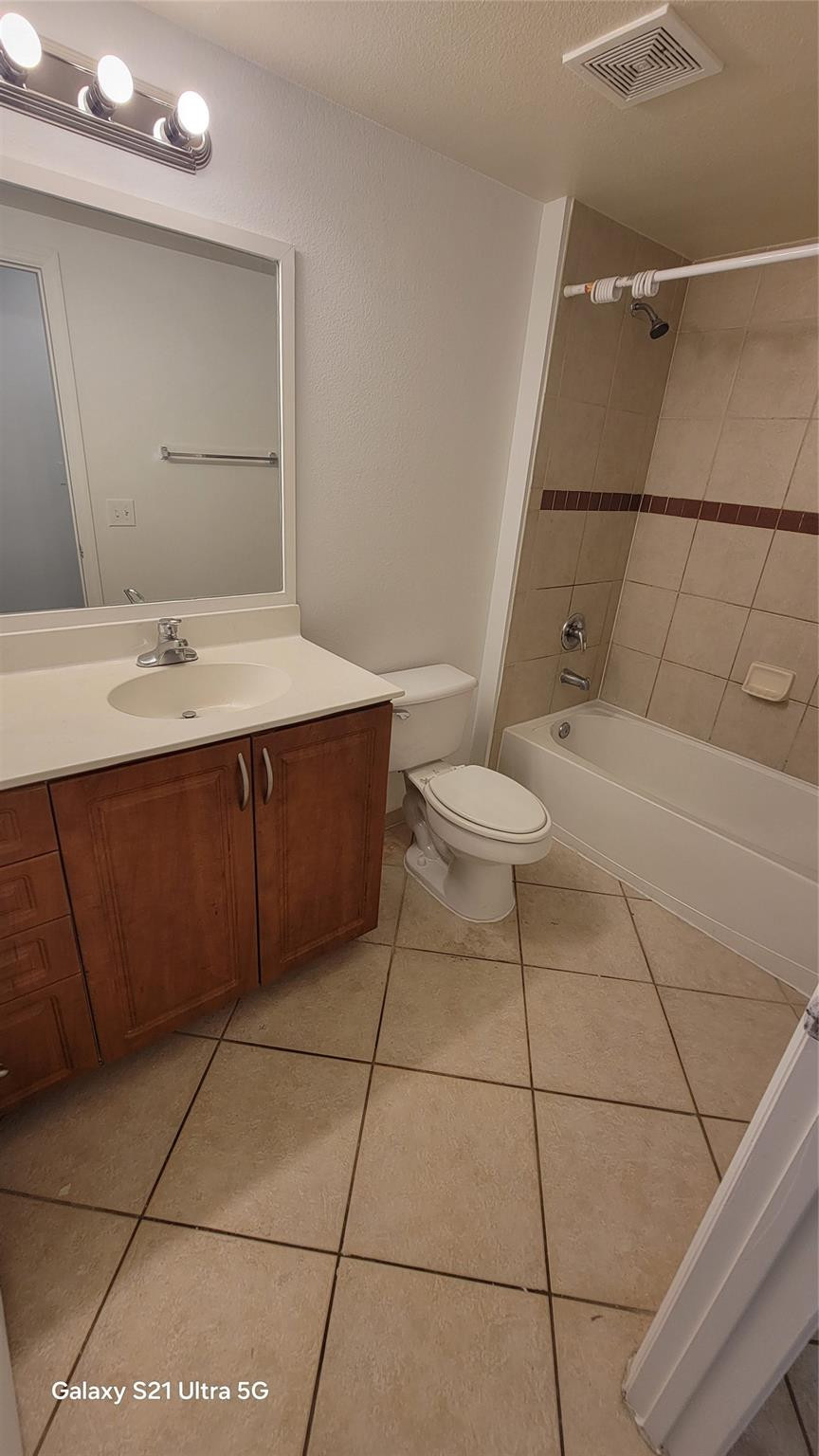 VILLAS AT EMERALD DUNES CONDO - Residential Lease