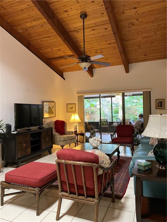 Fantastic 2/2 Villa in Tamerlane! This property has been extremely well maintained has a spacious floor plan and an amazing back yard!