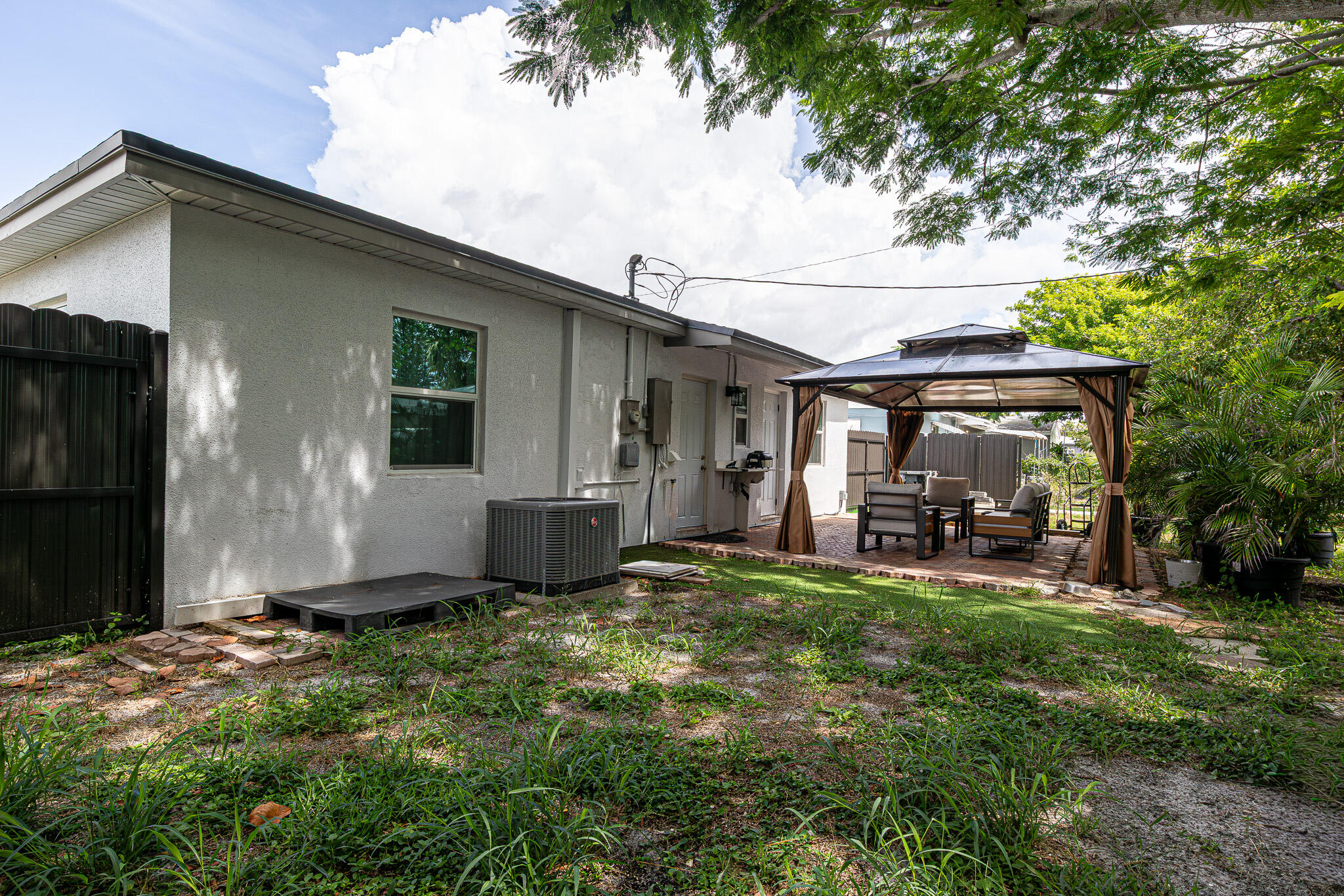 WHISPERING PALMS 4 - Residential