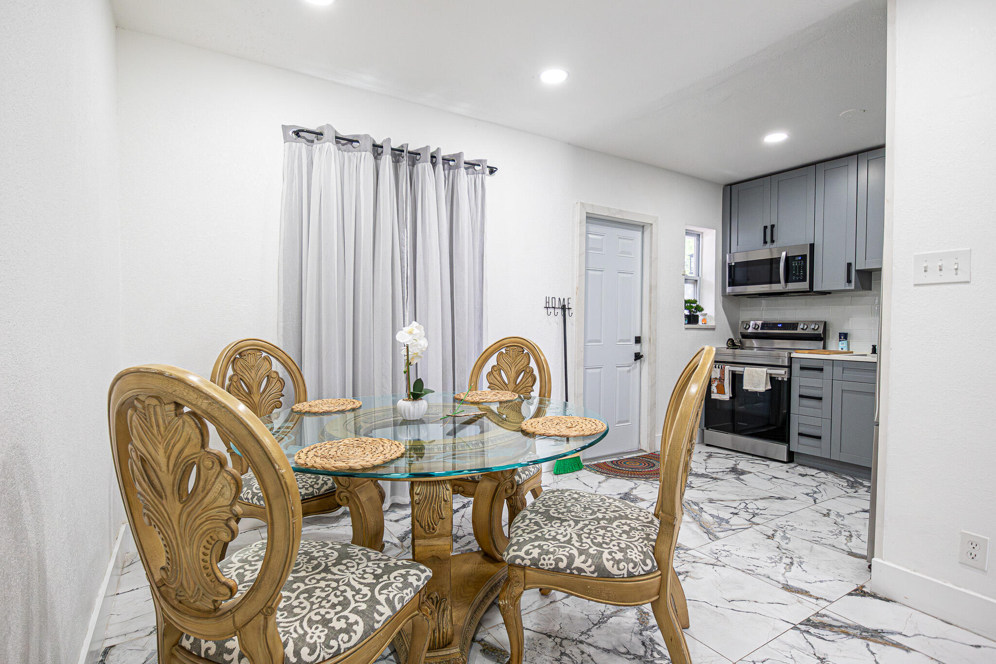 WHISPERING PALMS 4 - Residential