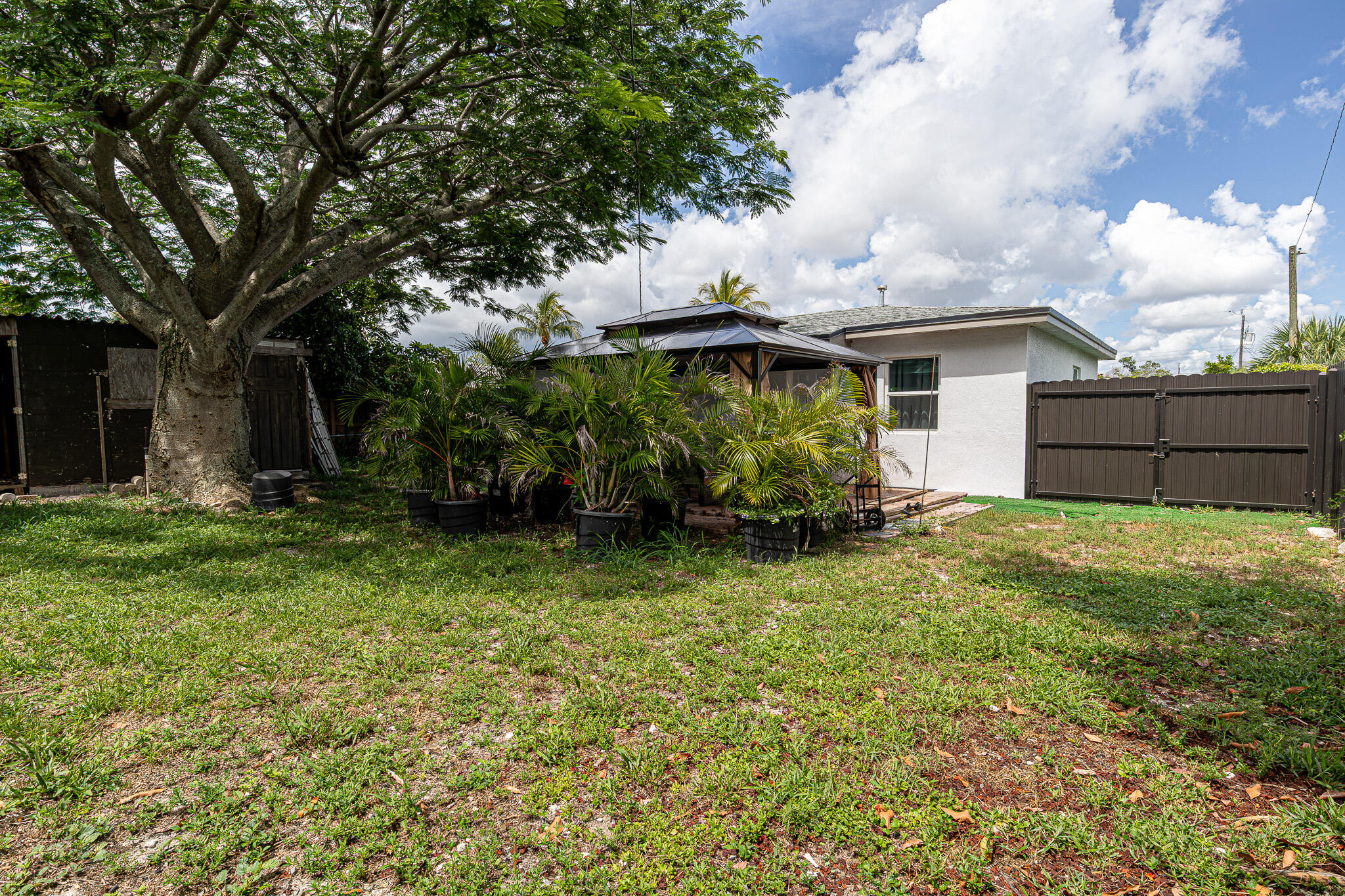 WHISPERING PALMS 4 - Residential