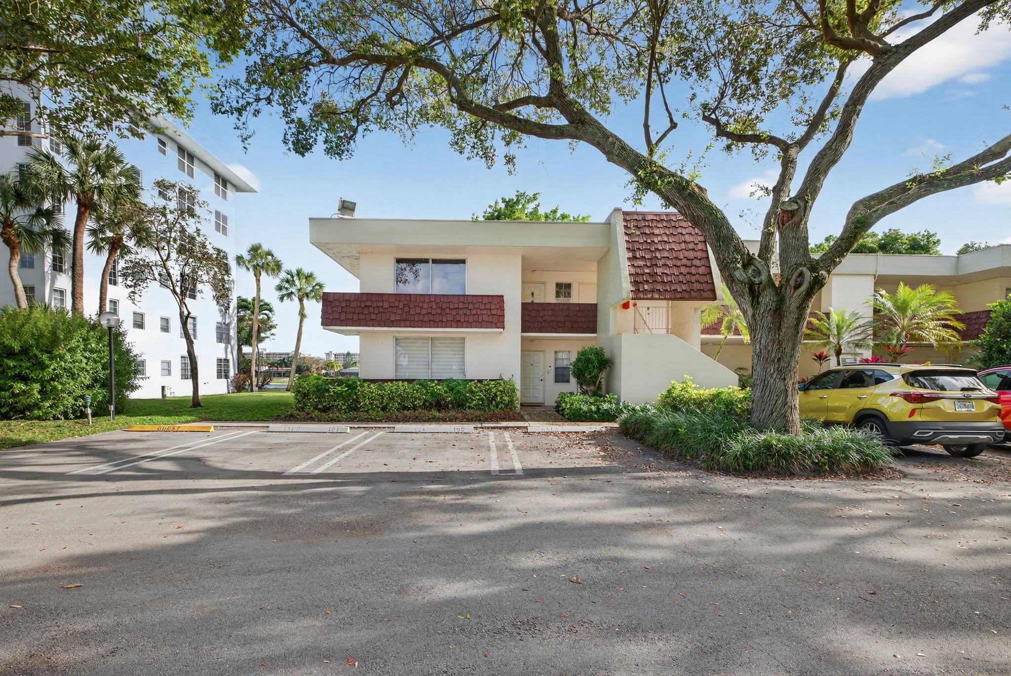 Country Club Fairways Con - Residential