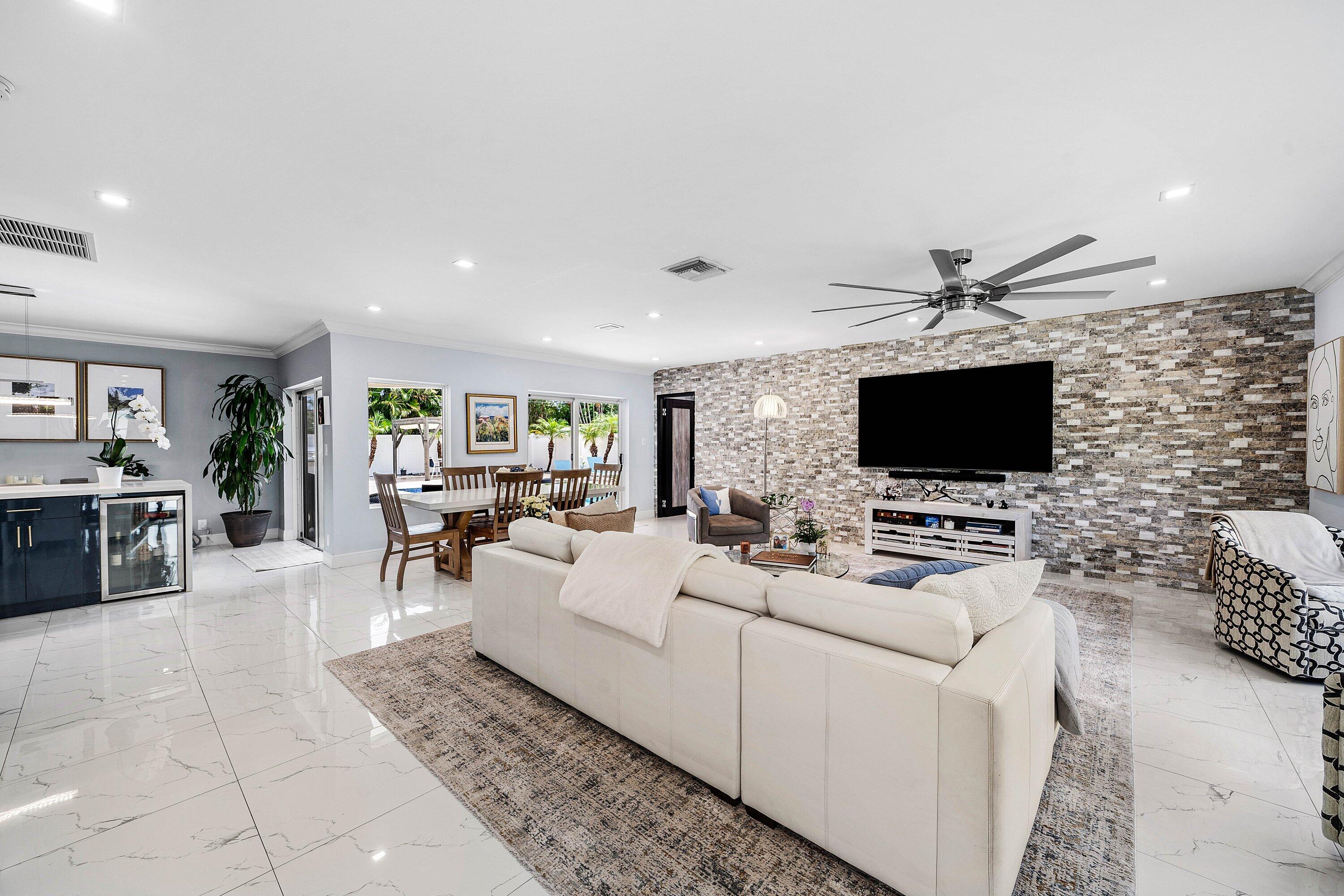 LAKE FLORESTA PARK - Residential