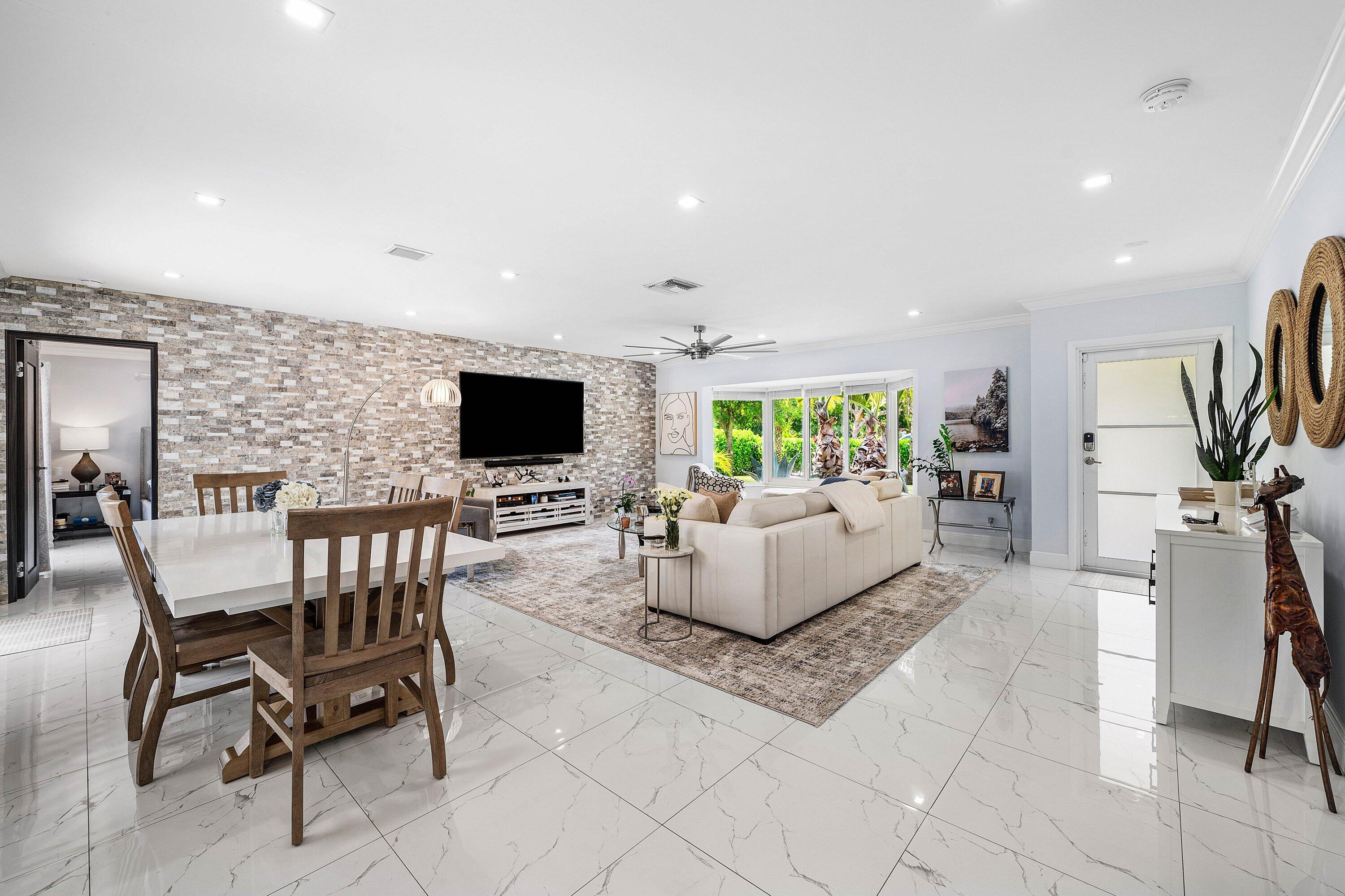 LAKE FLORESTA PARK - Residential