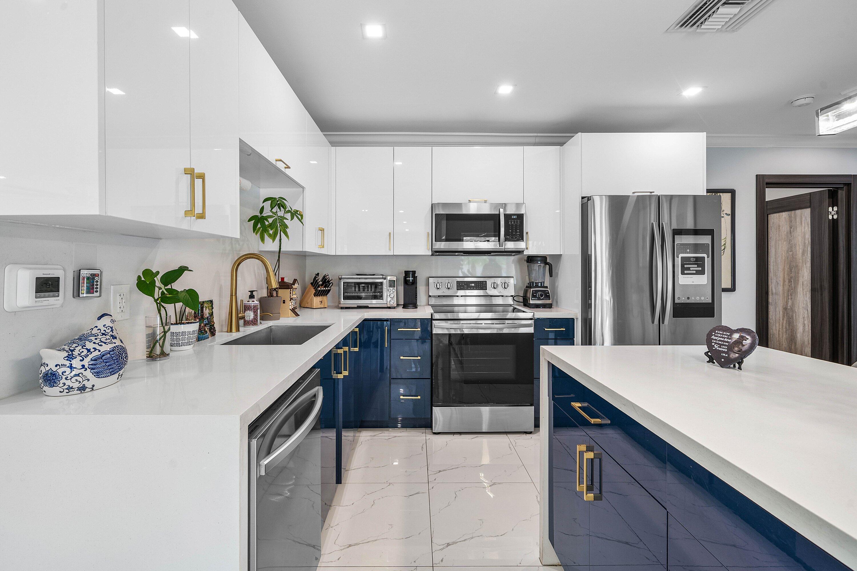 LAKE FLORESTA PARK - Residential