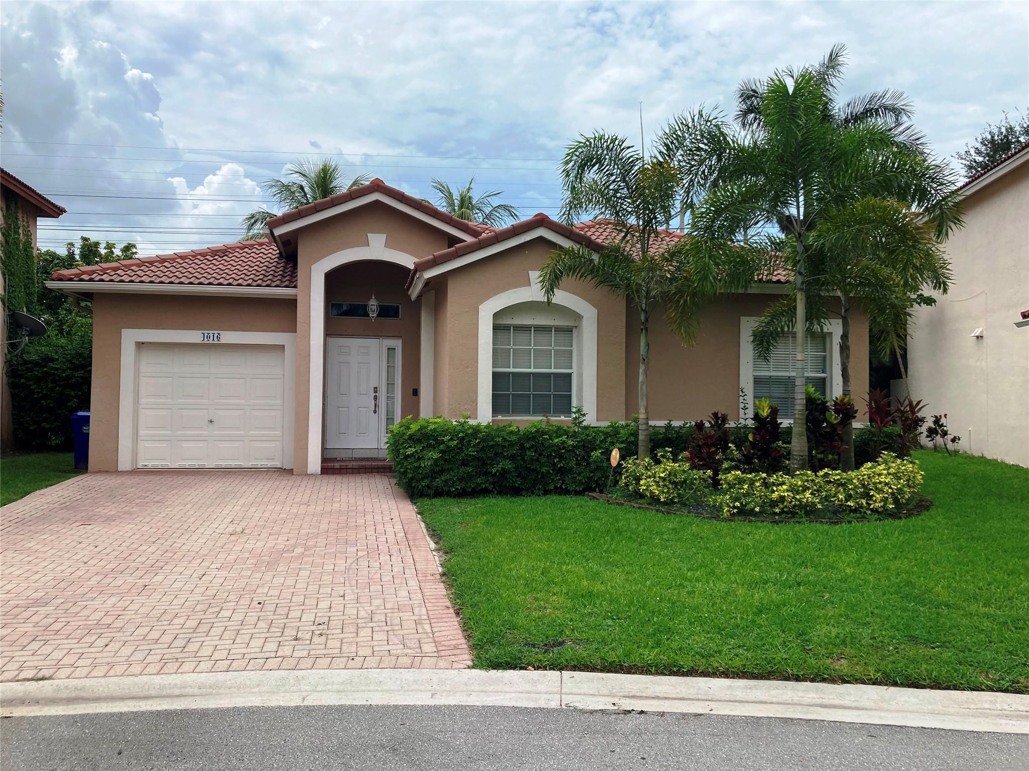 THIS IS A BEAUTIFUL 3/2 1 CAR GARAGE LAKE IN BACK WITH SCREENED PATIO.THE AC BOTH INSIDE AND OUT ARE ABOUT 3 YEARS OLD WITH PAPERWORK, THE ROOF IS UNKNOWN AS CURRENT OWNER DOES NOT KNOW IF WORK WAS DONE BEFORE HE BOUGHT IT 3 YEARS AGO, BUT NEVER HAD A PROBLEM OR LEAK.