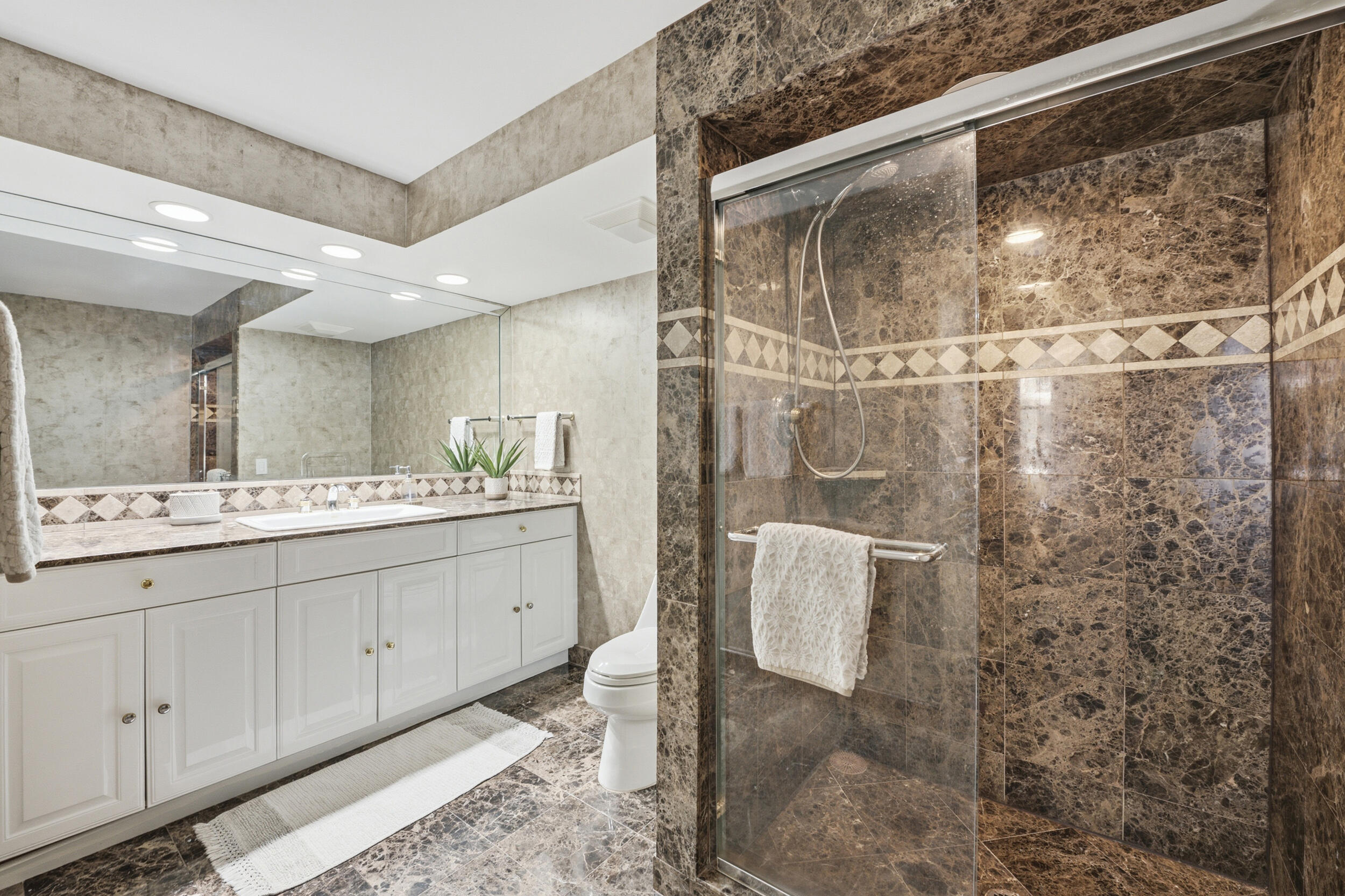 THIRTY TWO HUNDRED CONDO - Residential Lease