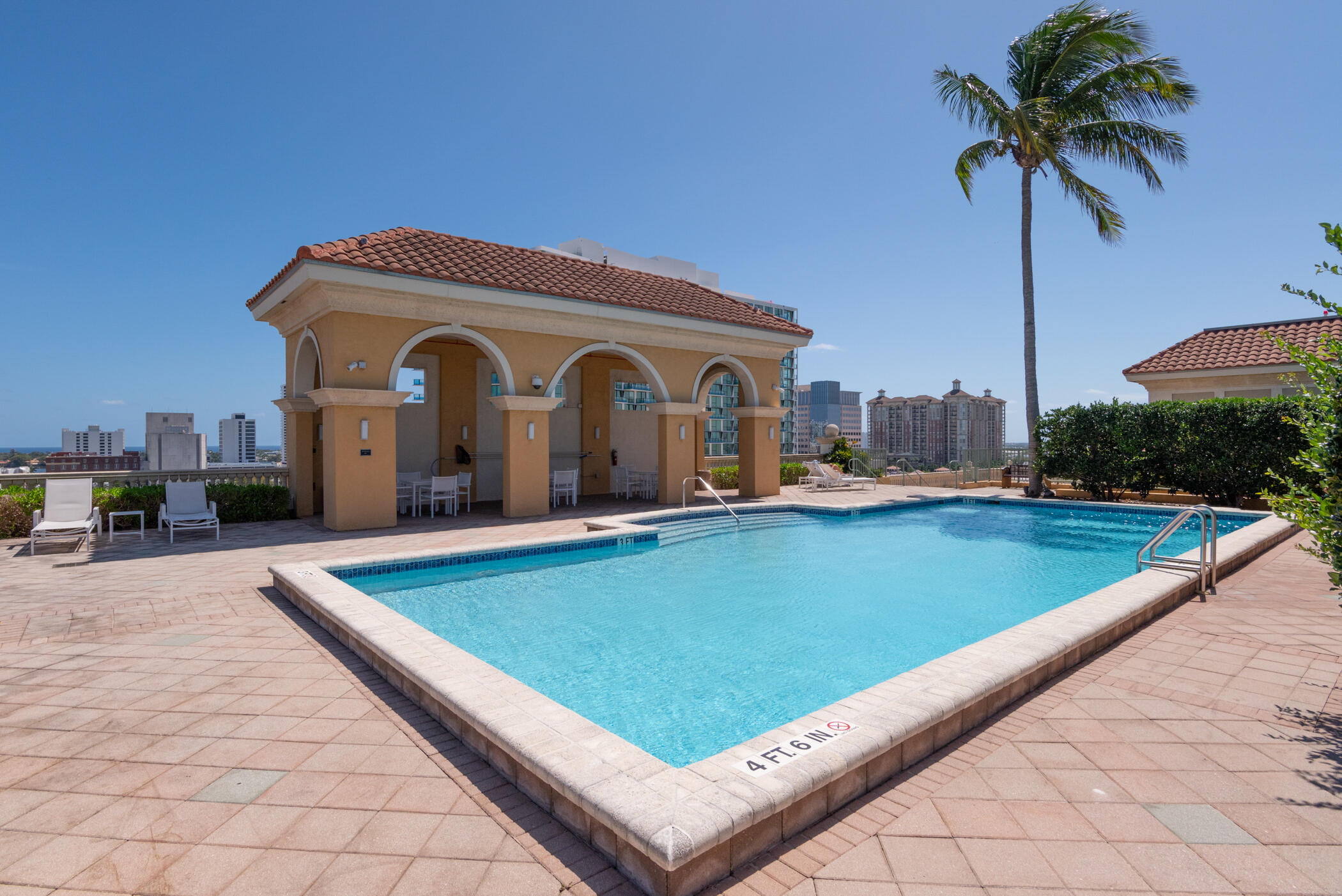 METROPOLITAN CONDO - Residential