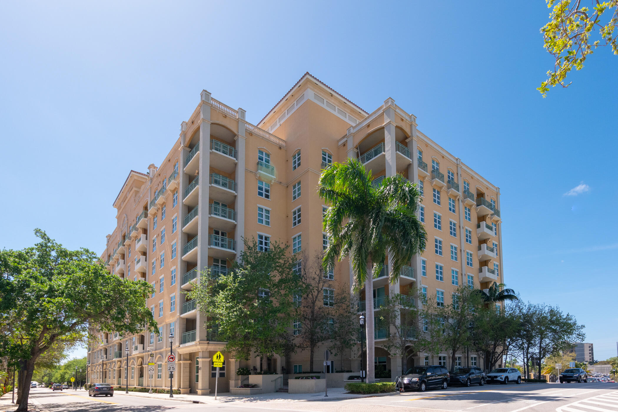 METROPOLITAN CONDO - Residential