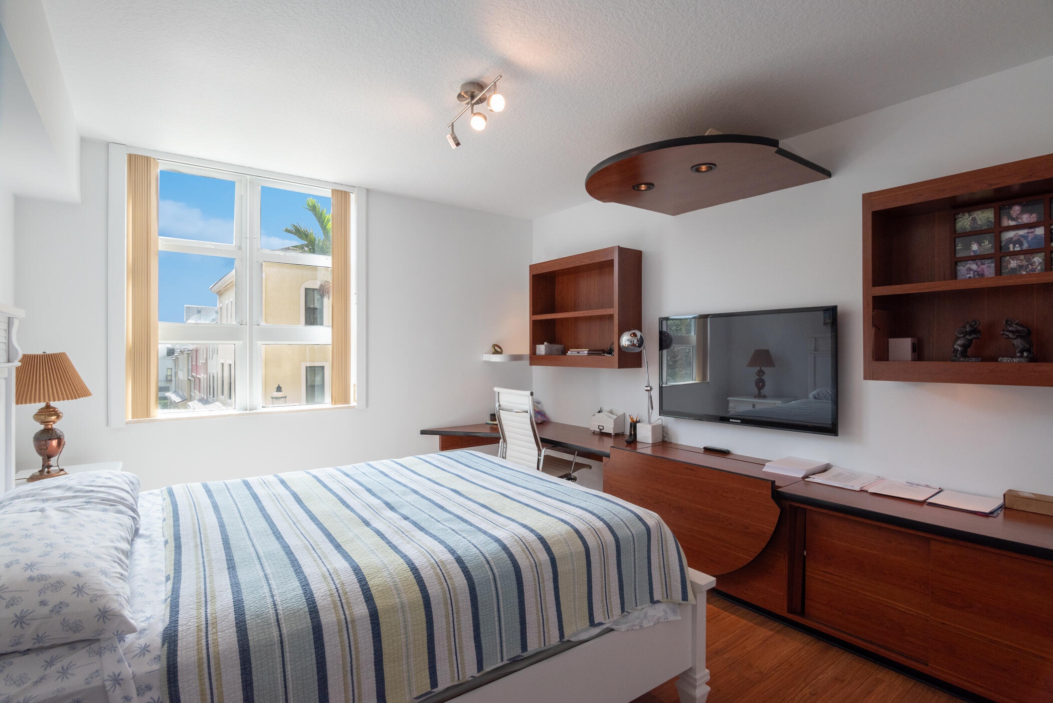 METROPOLITAN CONDO - Residential