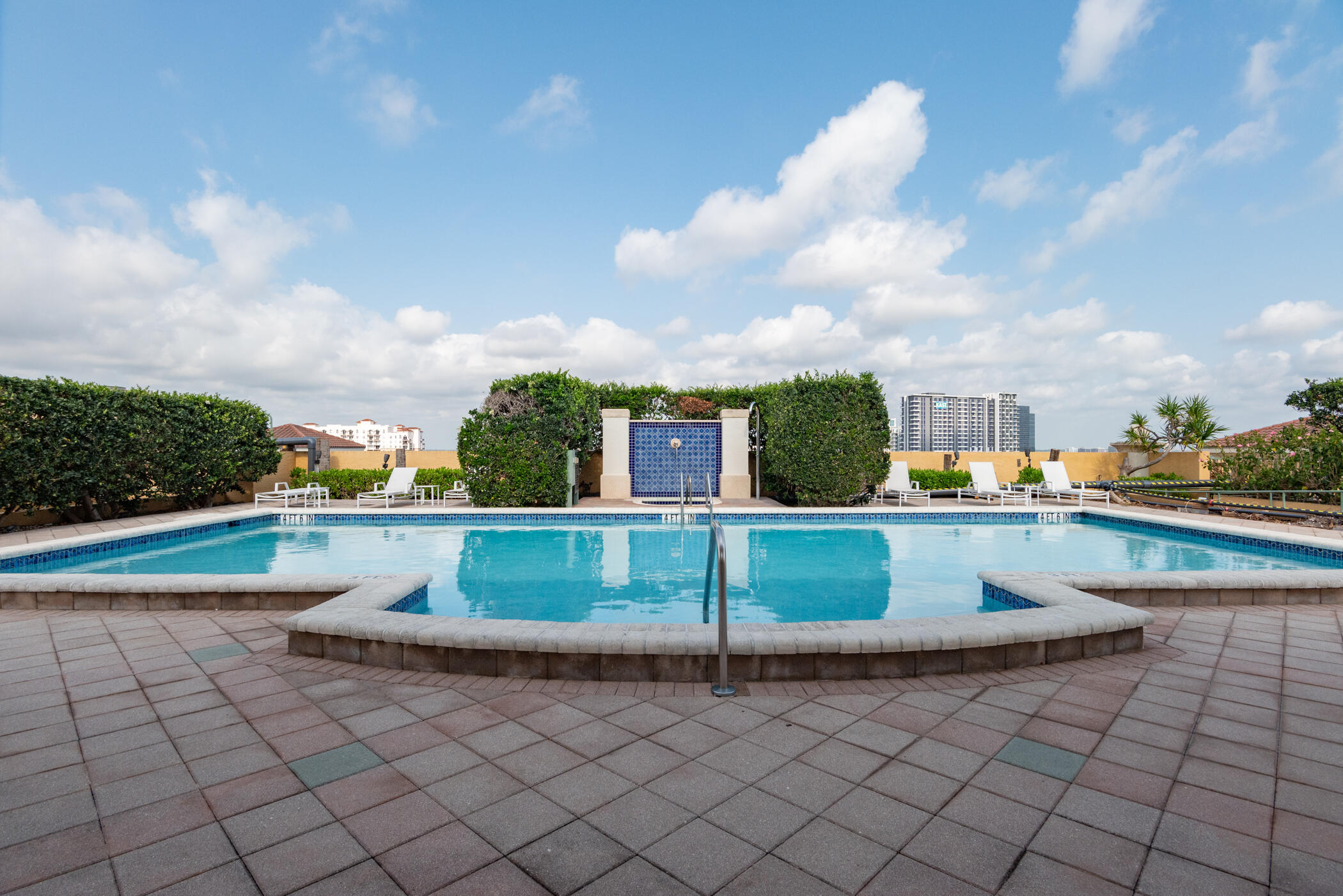 METROPOLITAN CONDO - Residential