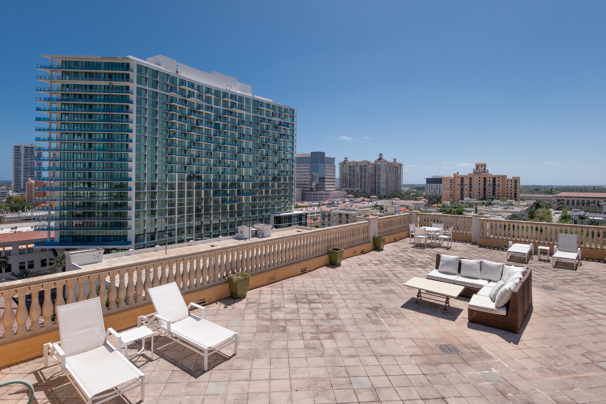 METROPOLITAN CONDO - Residential