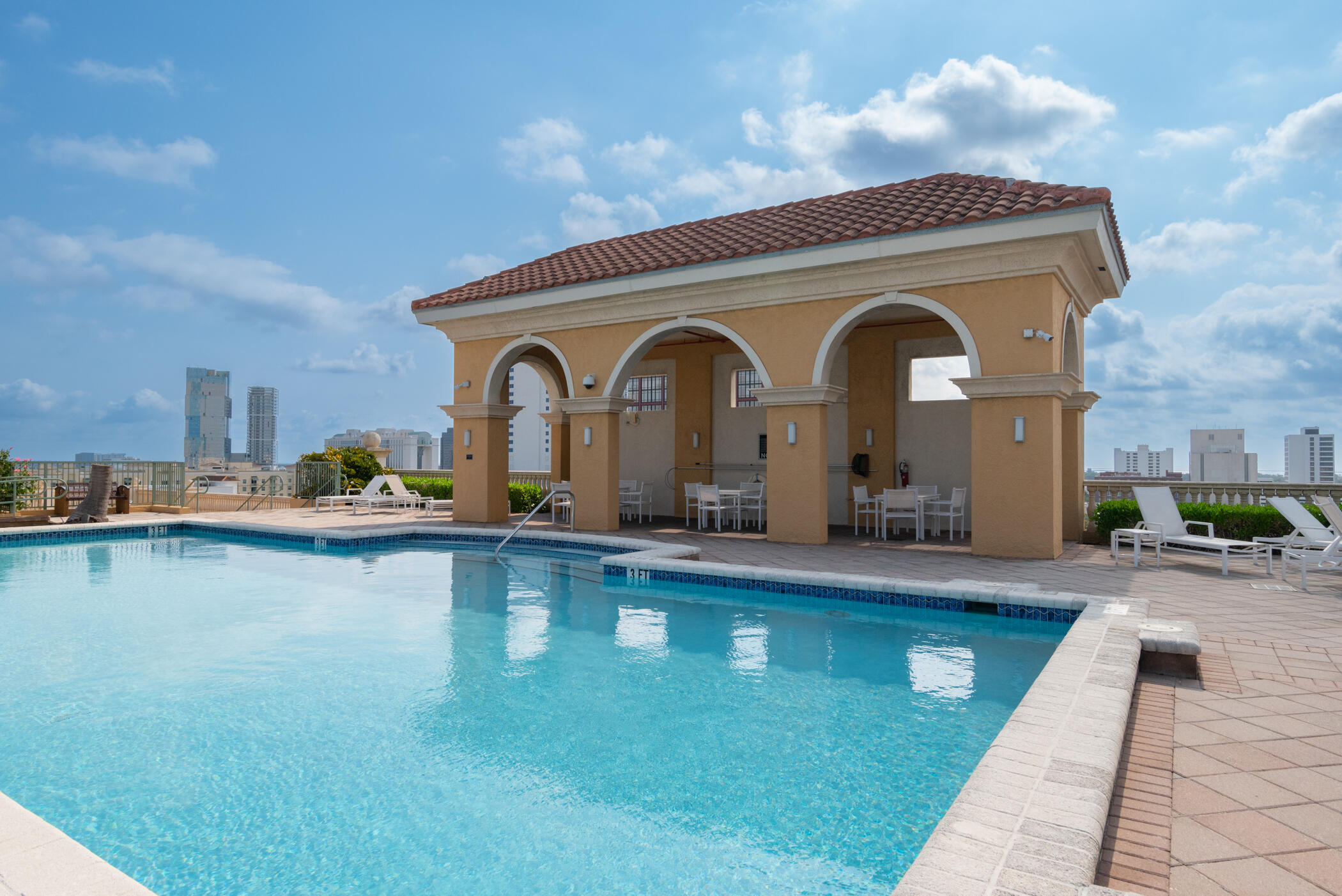 METROPOLITAN CONDO - Residential