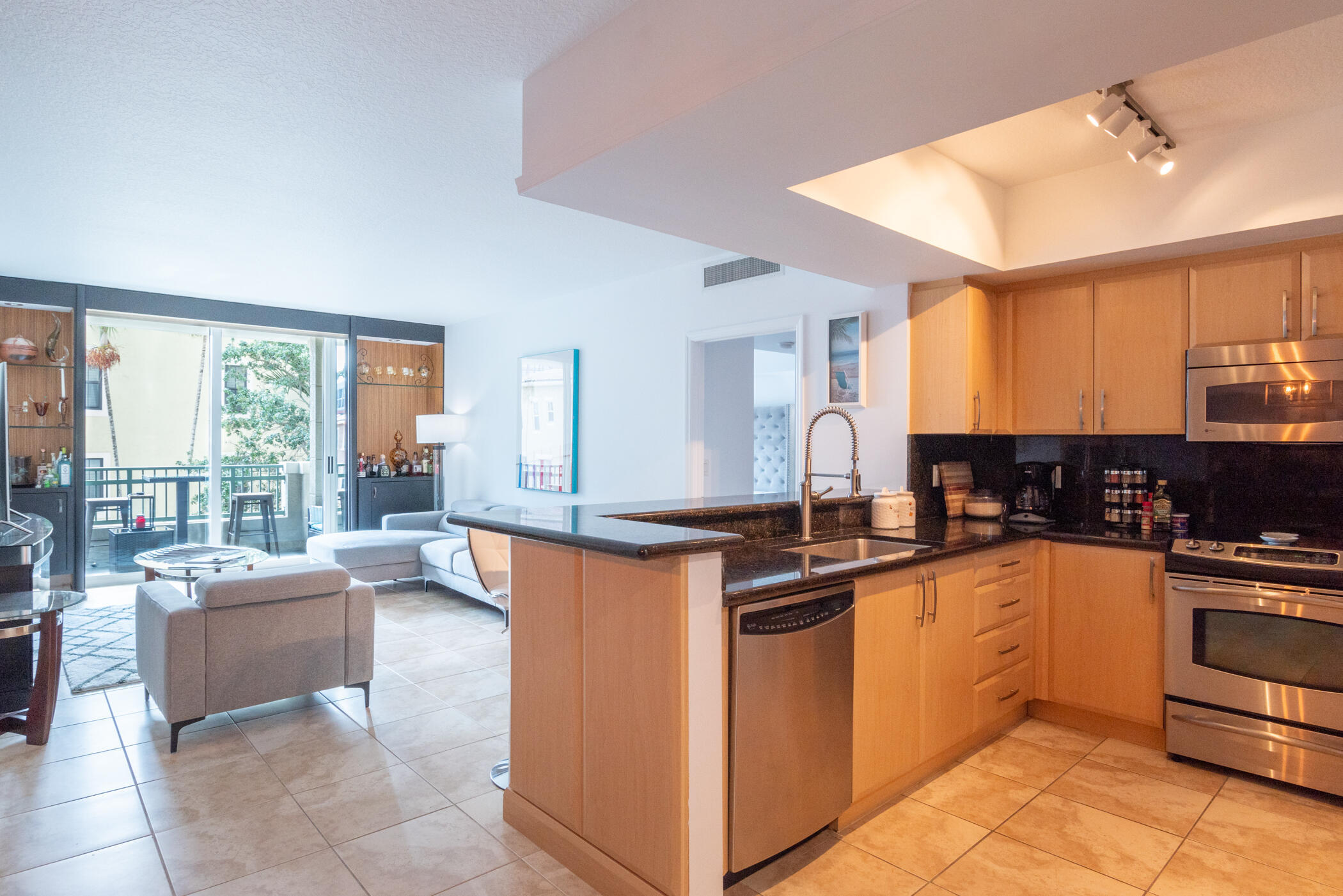 METROPOLITAN CONDO - Residential