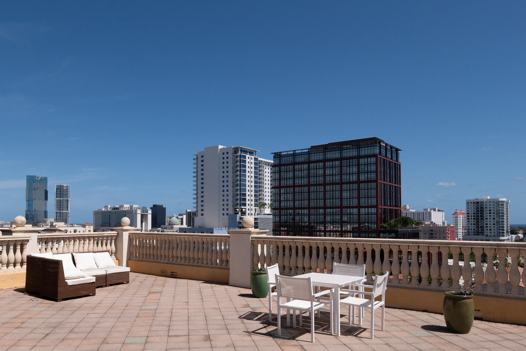 METROPOLITAN CONDO - Residential
