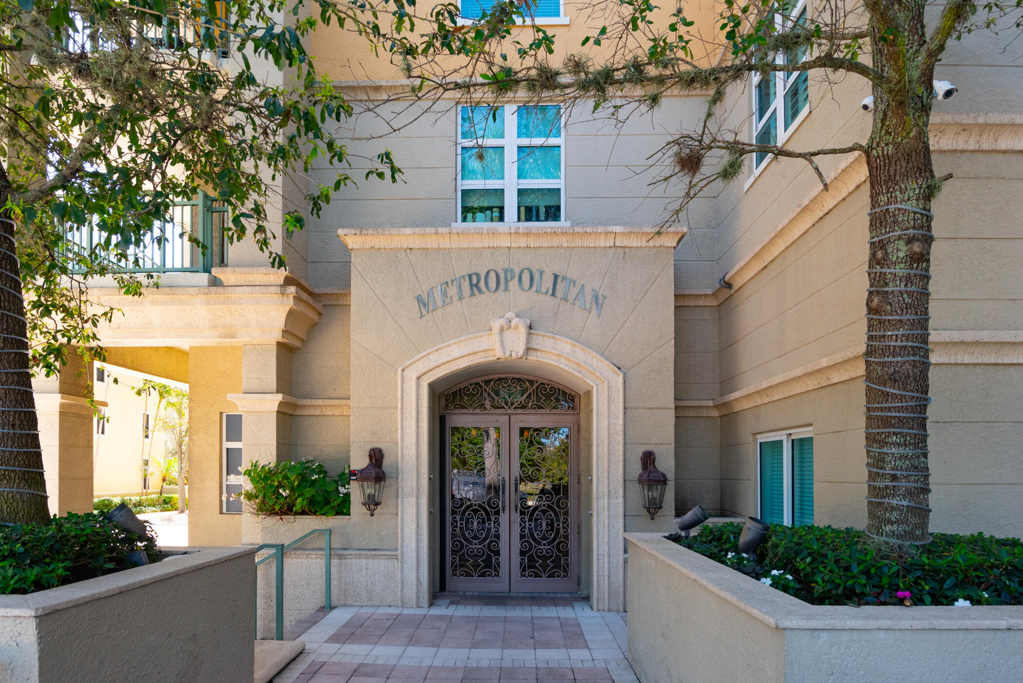 METROPOLITAN CONDO - Residential