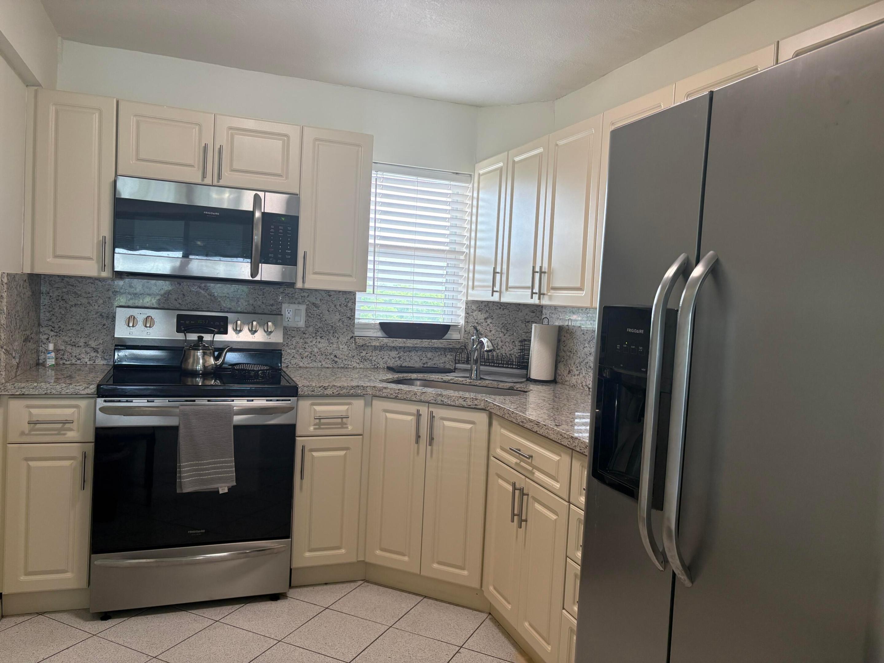 HOLLYBROOK GOLF AND - Residential Lease
