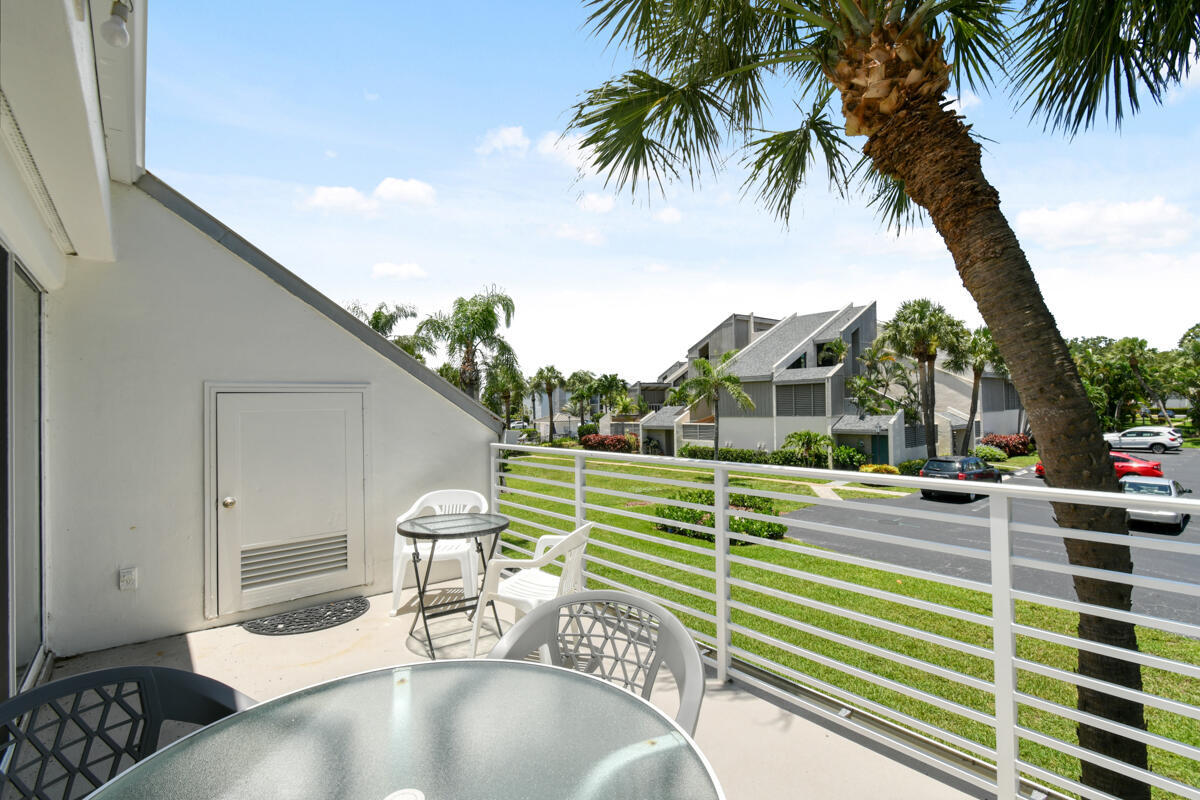 POOLSIDE VILLAS AT THE RACQUET CLUB CONDO FILE - Residential Lease
