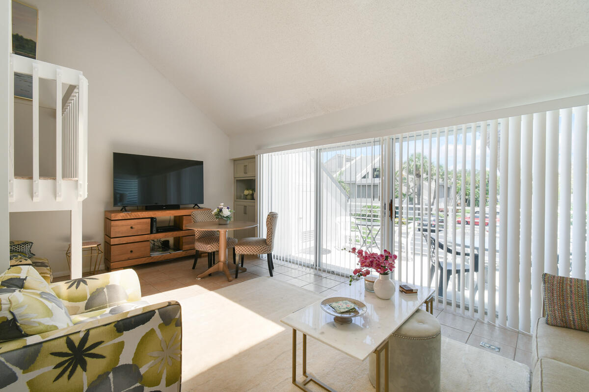 POOLSIDE VILLAS AT THE RACQUET CLUB CONDO FILE - Residential Lease