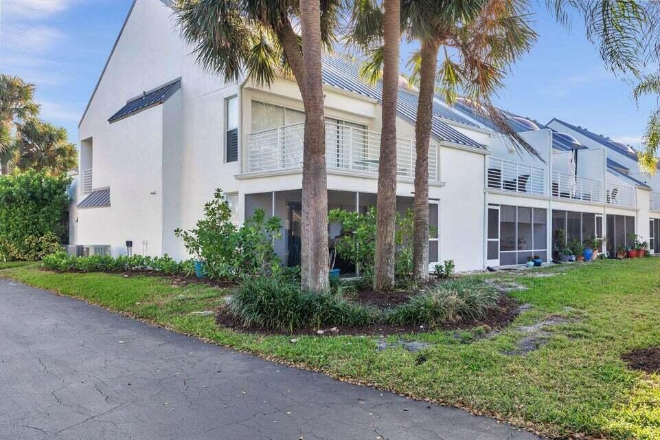 POOLSIDE VILLAS AT THE RACQUET CLUB CONDO FILE - Residential Lease