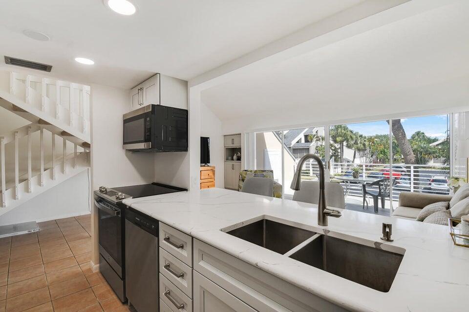 POOLSIDE VILLAS AT THE RACQUET CLUB CONDO FILE - Residential Lease