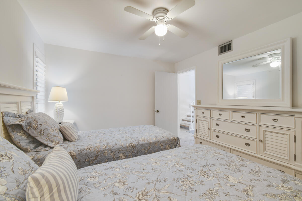 POOLSIDE VILLAS AT THE RACQUET CLUB CONDO FILE - Residential Lease