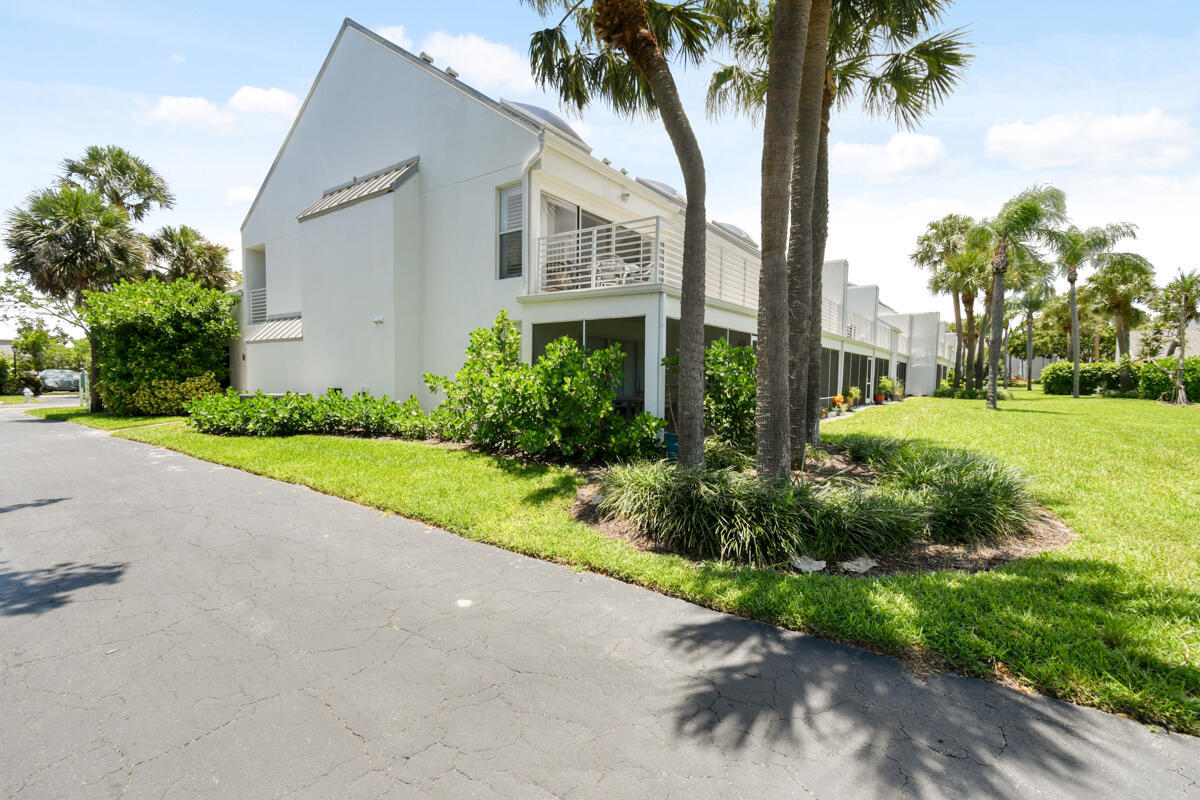 POOLSIDE VILLAS AT THE RACQUET CLUB CONDO FILE - Residential Lease