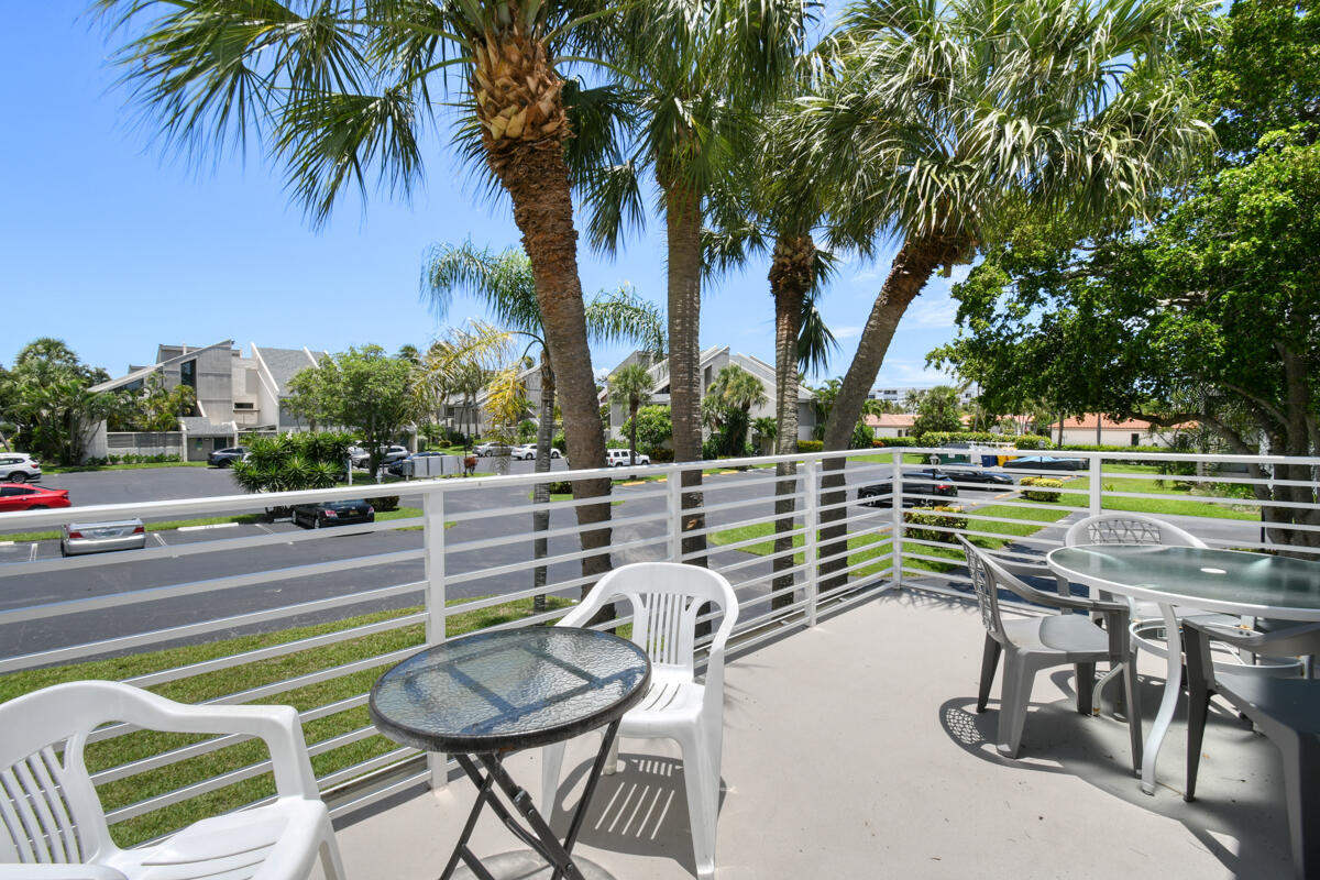 POOLSIDE VILLAS AT THE RACQUET CLUB CONDO FILE - Residential Lease