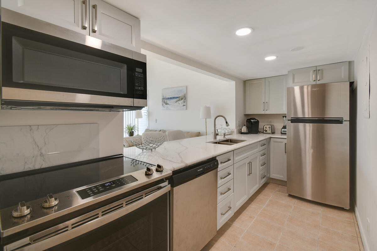 POOLSIDE VILLAS AT THE RACQUET CLUB CONDO FILE - Residential Lease