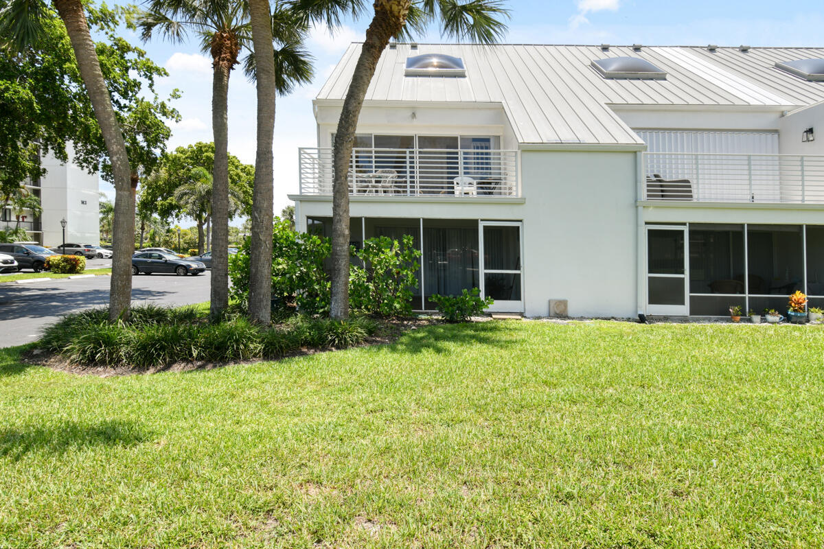 Beautiful, light  & bright corner condo, tastefully furnished with modern deluxe bathrooms & modern open kitchen with stainless steel appliance and quartz counter tops. Open balcony. Walk to the Jupiter Beach and enjoy the wonderful Florida lifestyle. turnkey. Short term only, no pets allowed