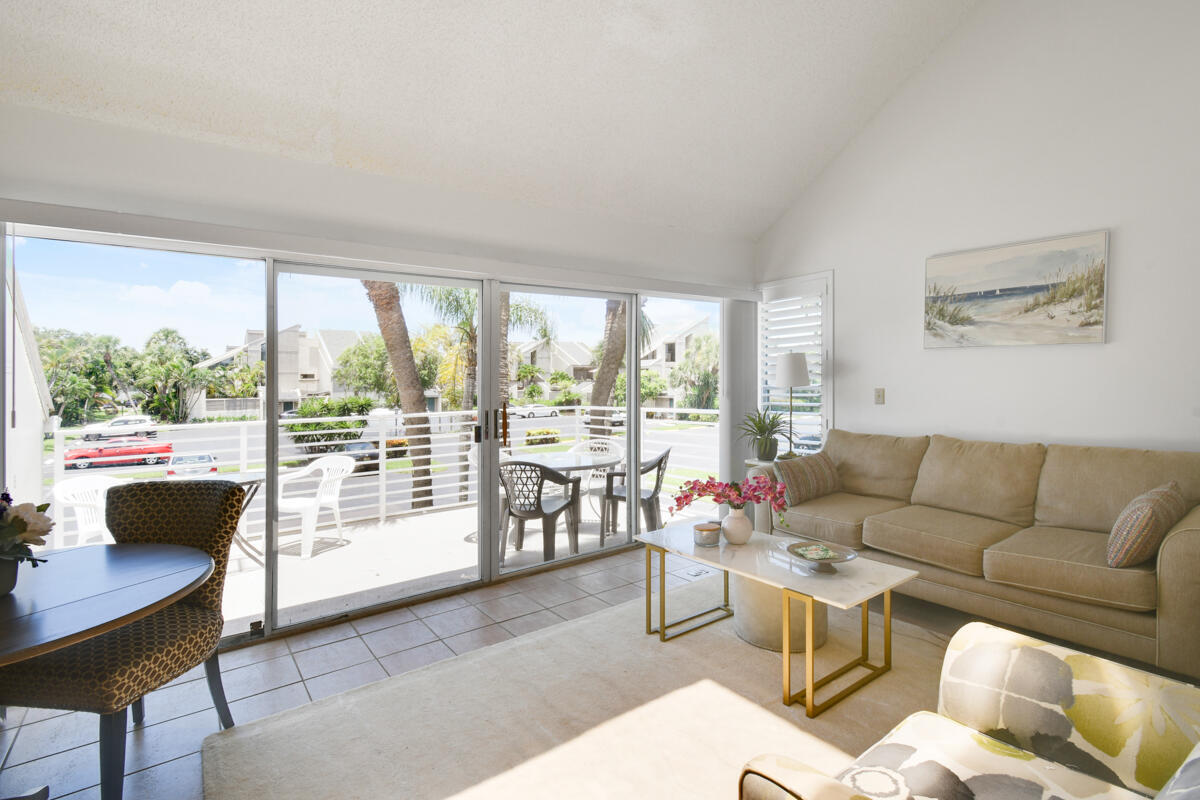 POOLSIDE VILLAS AT THE RACQUET CLUB CONDO FILE - Residential Lease