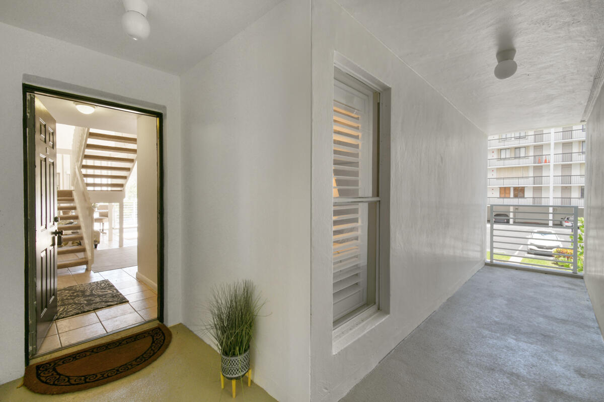 POOLSIDE VILLAS AT THE RACQUET CLUB CONDO FILE - Residential Lease