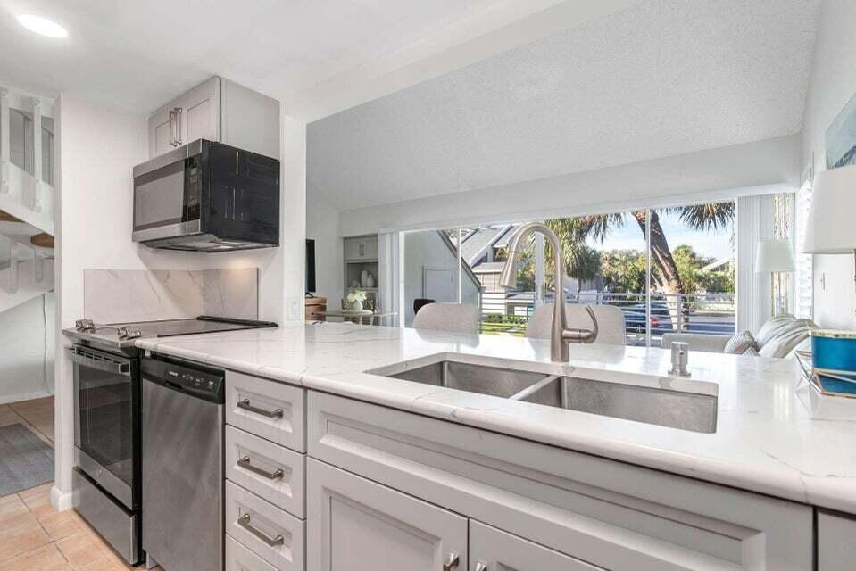POOLSIDE VILLAS AT THE RACQUET CLUB CONDO FILE - Residential Lease