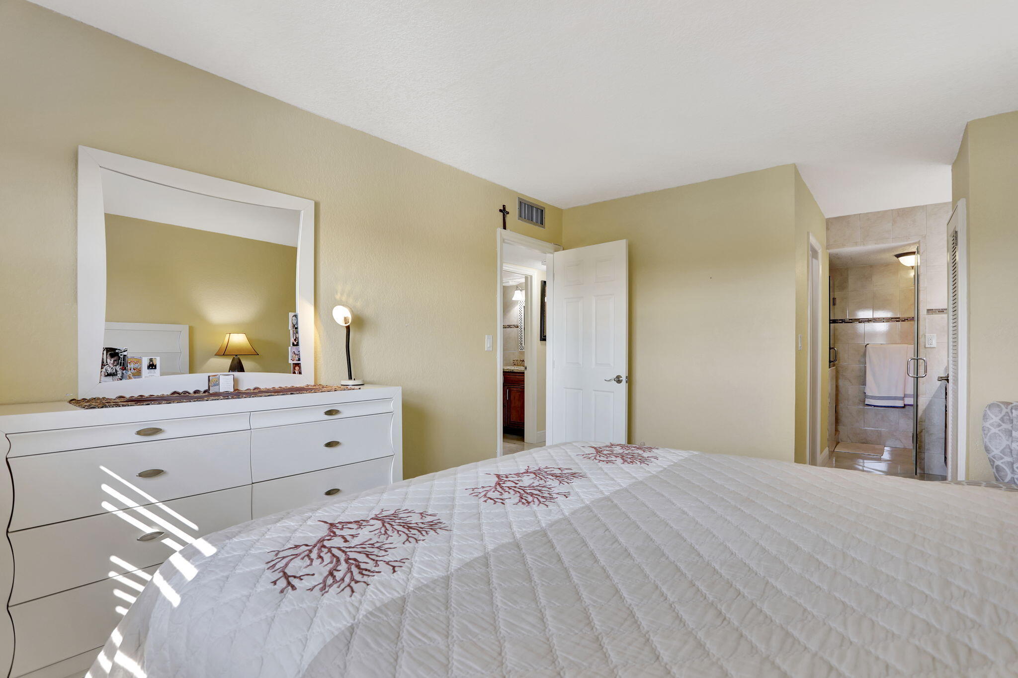 HAMPTON GARDENS 2 CONDO - Residential