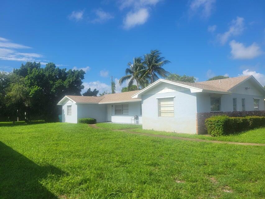 Welcome to this charming 2-bedroom, 2-bathroom villa located in the HIGH POINT community of Boynton Beach, Florida. This single-story residence offers 1,000 square feet of finished living space, providing an efficient and comfortable layout for modern living. The villa format delivers a practical home design that maximizes usability while maintaining a manageable footprint. Situated in Boynton Beach, this property offers convenient access to the area's amenities and services. This villa presents an excellent opportunity for those seeking a well-proportioned residence in an established community. Remodeled kitchen with granite counters, both bathrooms have new vanities.  Stainless steel appliances.