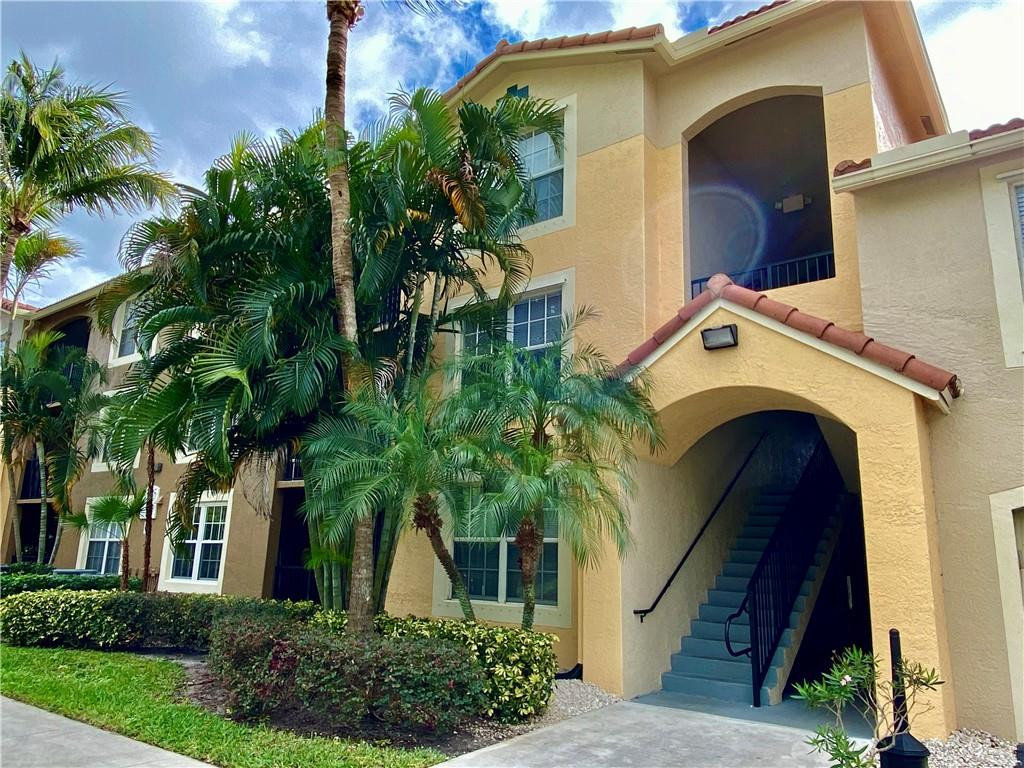 Spacious split plan 2/2 condo in upscale resort style gated community of Murano in Delray Beach! This gorgeous unit has crown molding, granite, wood floors and cabinets, top of the line Samsung stainless steel appliances, full size washer & dryer... Conveniently located on the first floor close to the club, pool, gym, indoor racket club and lighted tennis. Murano at Delray Beach was built in 2001 & newer roof, freshly painted, new gym and is very well maintained by onsite management. Walking distance to shopping & restaurants. Only 2 miles from Delray Marketplace with shopping, restaurants, movie theaters & bowling! Near trendy downtown Delray Beach & the beach. Easy access to Turnpike & I-95. Less than an hour to three major airports and ports Miami, Palm Beach and Ft Lauderdale...