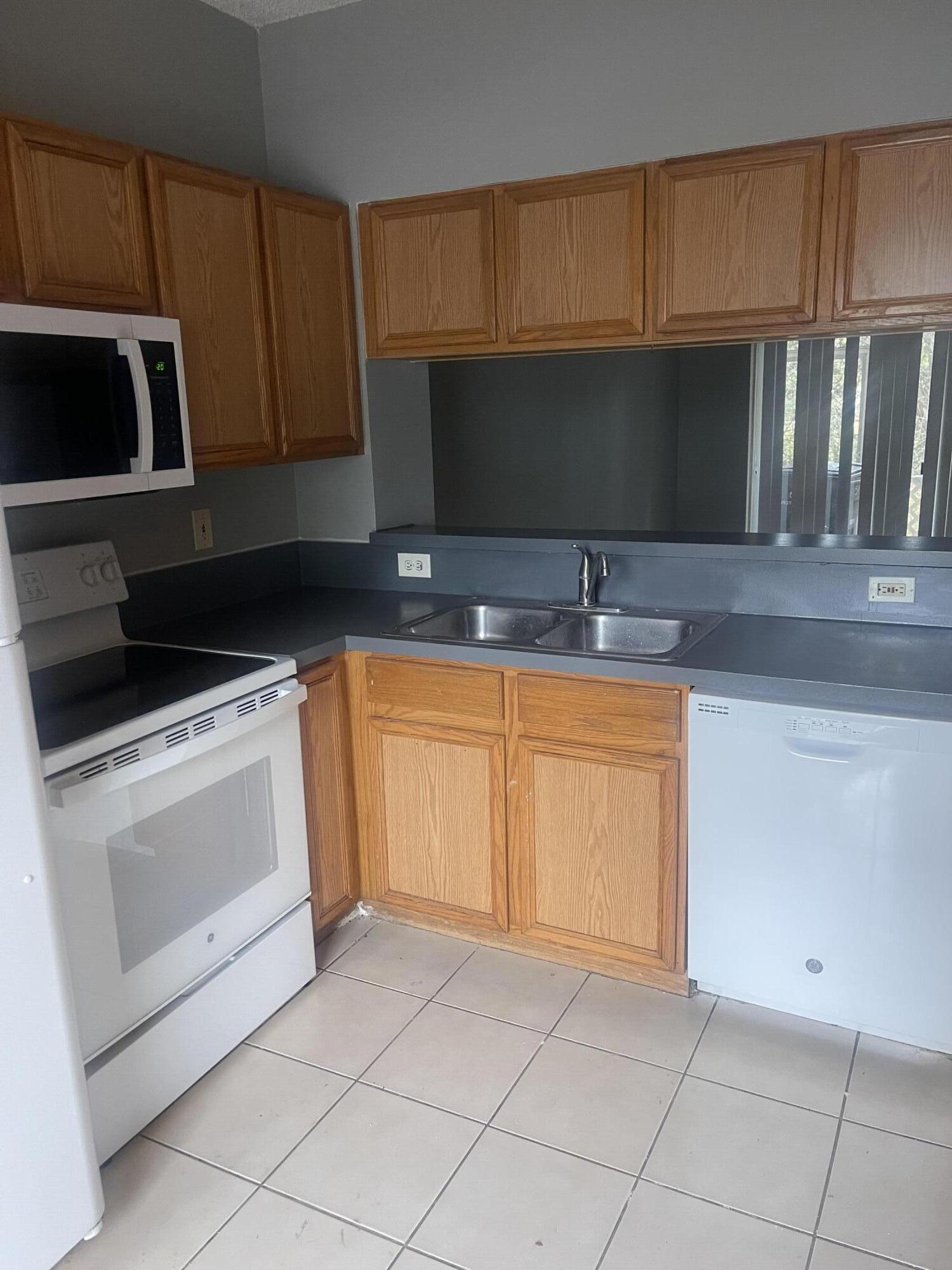 PALMBROOKE TOWNHOMES - Residential Lease