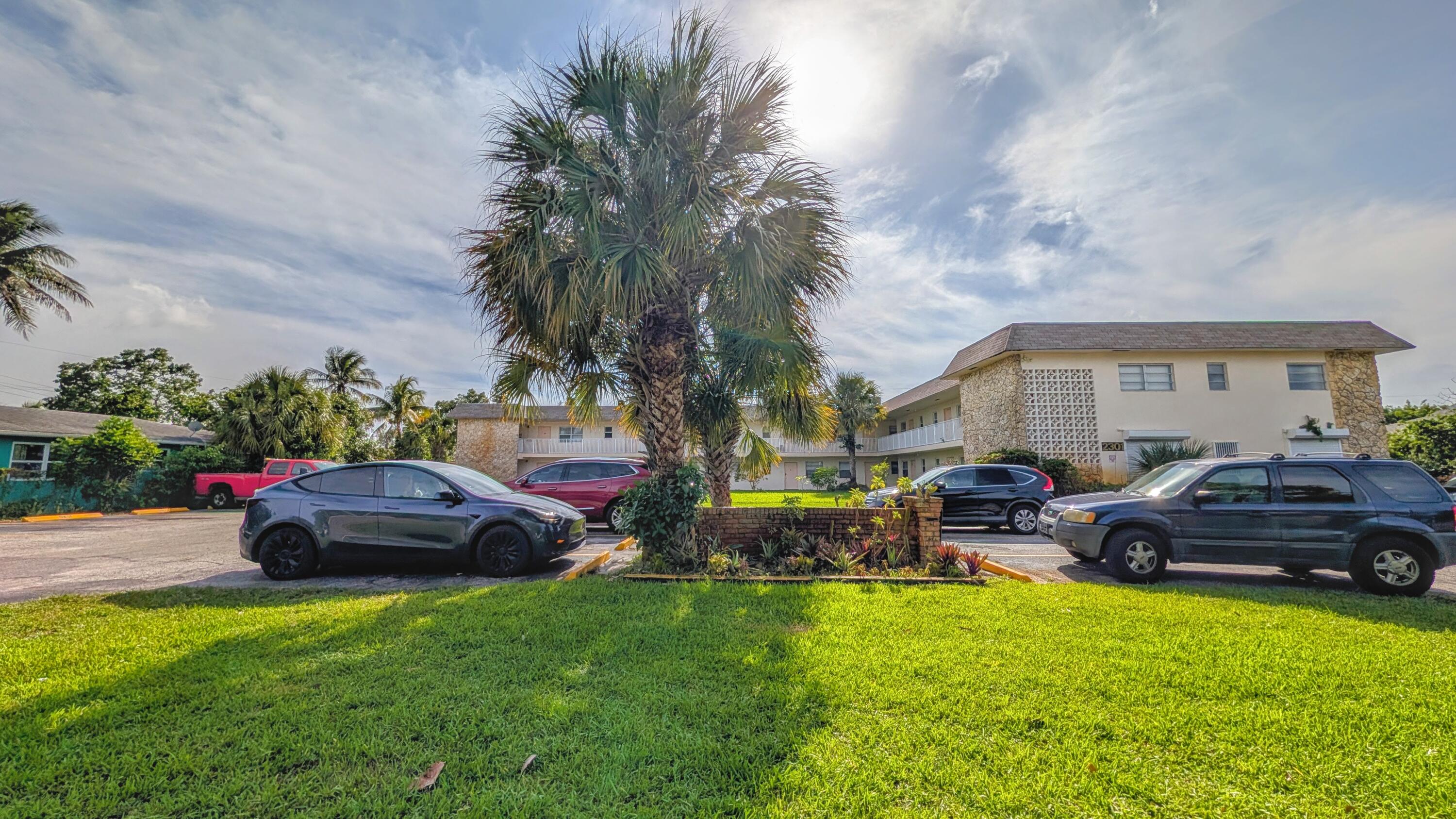One bedroom, one bath. Tile and laminate floors, Freshly painted throughout. Beach, grocery store, dining all within walking distance. Delray Beach's Atlantic ave less than 10 mins away. Downtown Boynton Beach less than 10 mins away. Via car and I-95 west palm beach is less than 30 mins away. Washer and Dryer in building. One reserved parking spot. No min credit score required by the association.