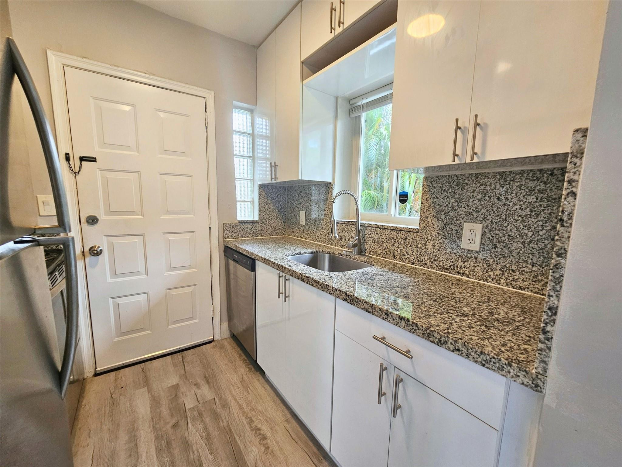 VICTORIA BREEZES CONDO - Residential Lease