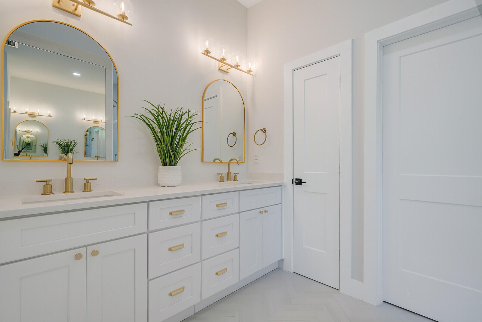 YACHT HARBOR EST - Residential Lease