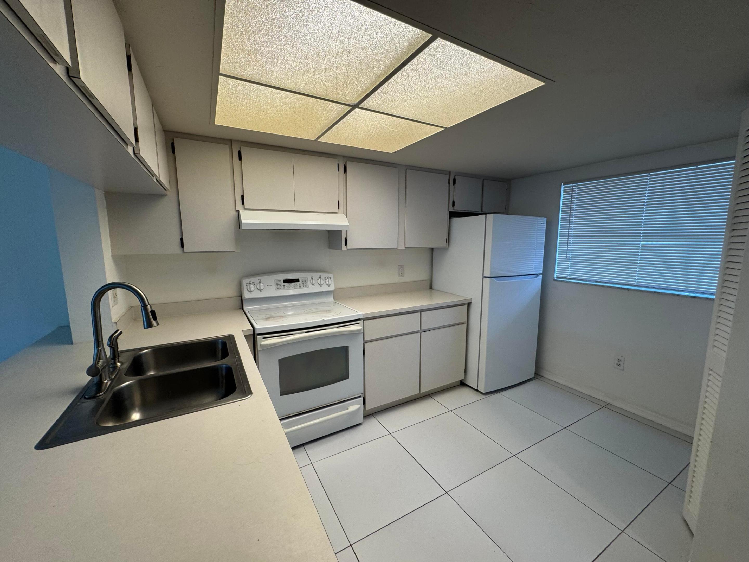 PALM BEACH TRACE - Residential Lease