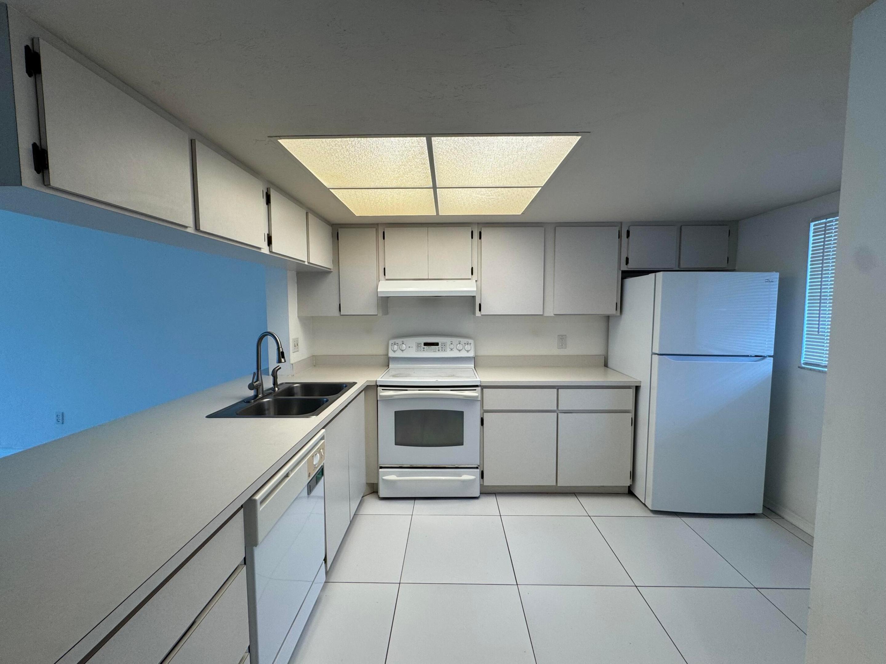 PALM BEACH TRACE - Residential Lease