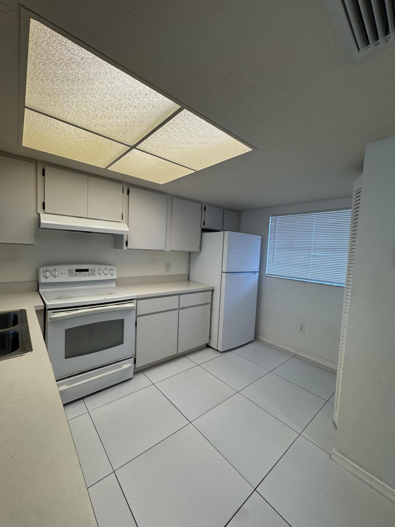 PALM BEACH TRACE - Residential Lease