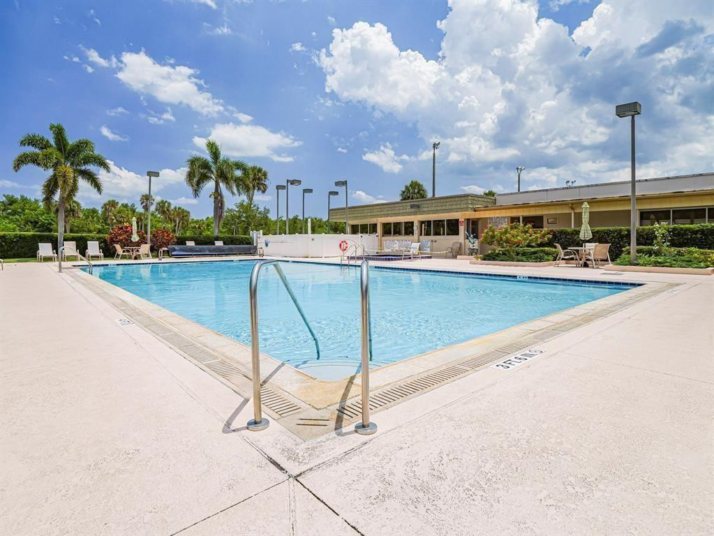 VISTA ROYALE PHASE IV BLDGS 83-111 - Residential Lease