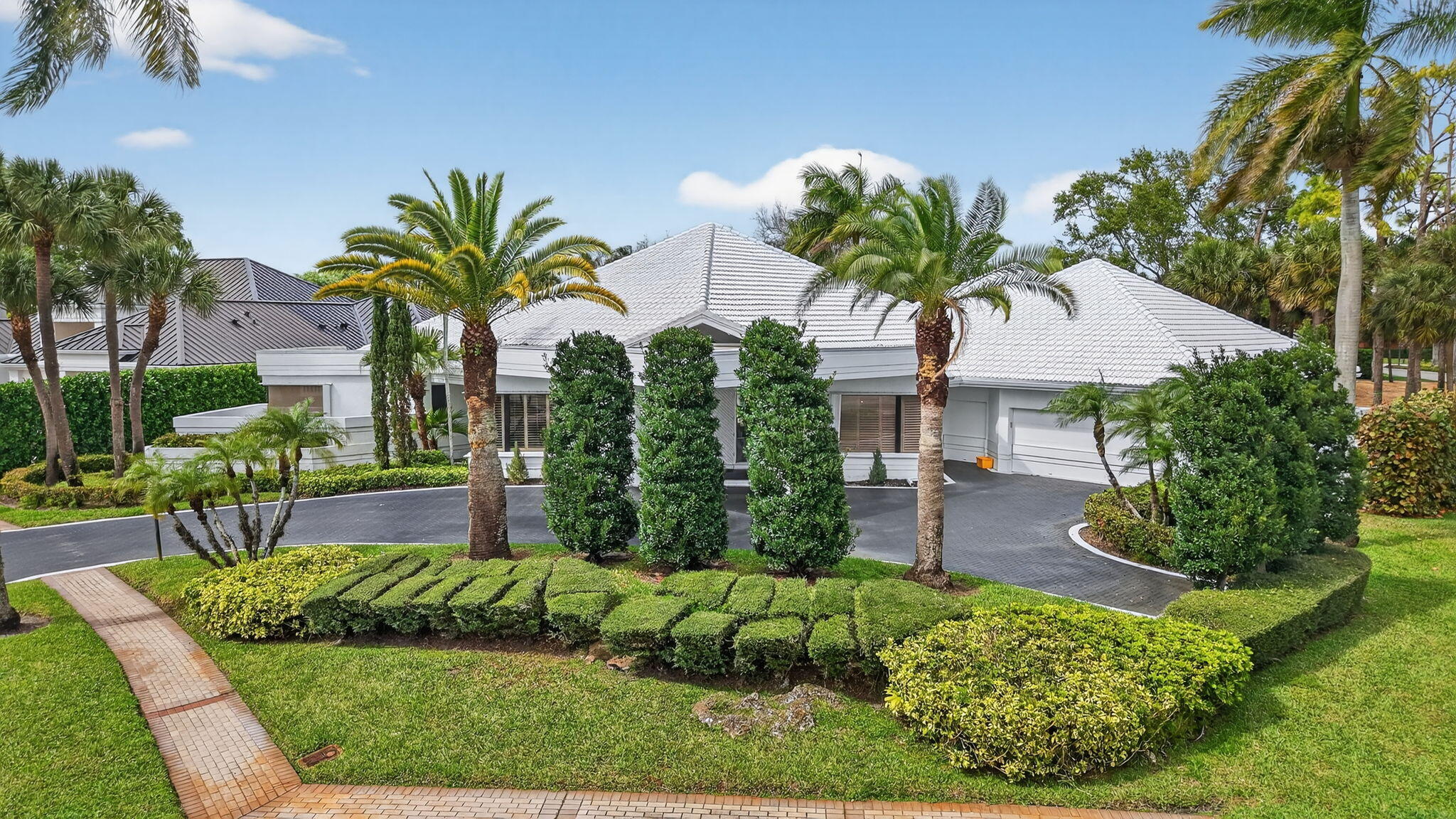 One-story home with 3 bedrooms + office on an OVERSIZED LOT in St. Andrews Country Club! New kitchen with white lacquer cabinets. Lovely golf course views in the backyard. Great opportunity!
