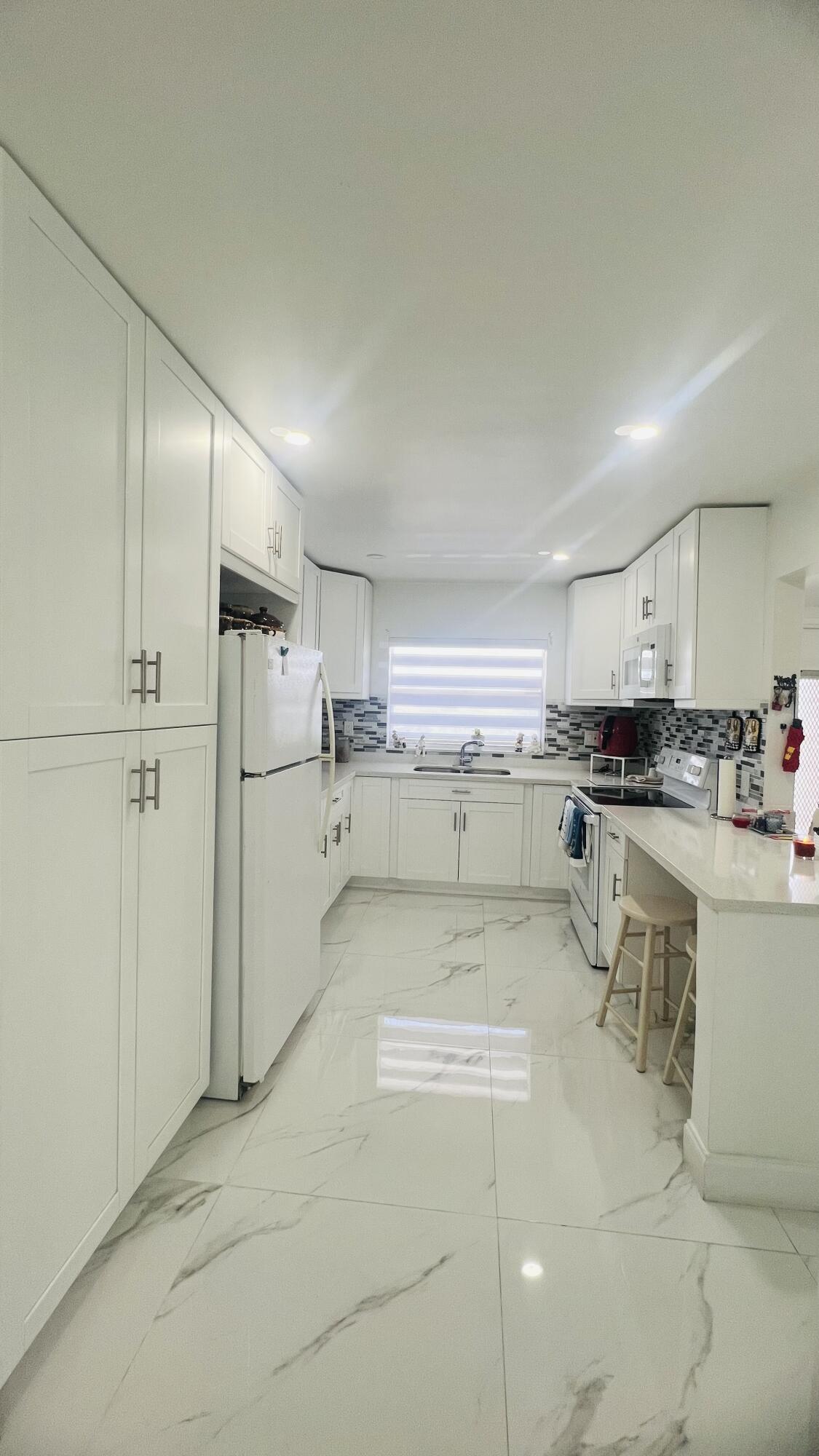 SUNRISE LAKES 100 CONDO - Residential