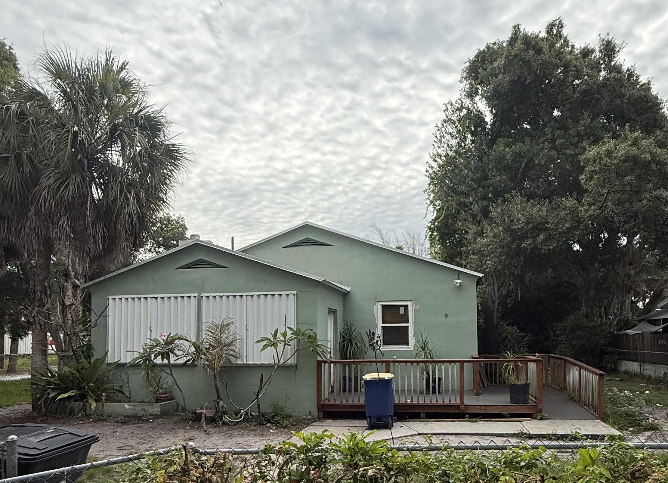 Located in the established Oakland Park community, This four-bedroom, one-bathroom home presents an excellent opportunity for investors, renovators, or buyers looking to add their personal touch. This handyman special offers a solid foundation for homeownership with great potential to update and customize to your preferences.
