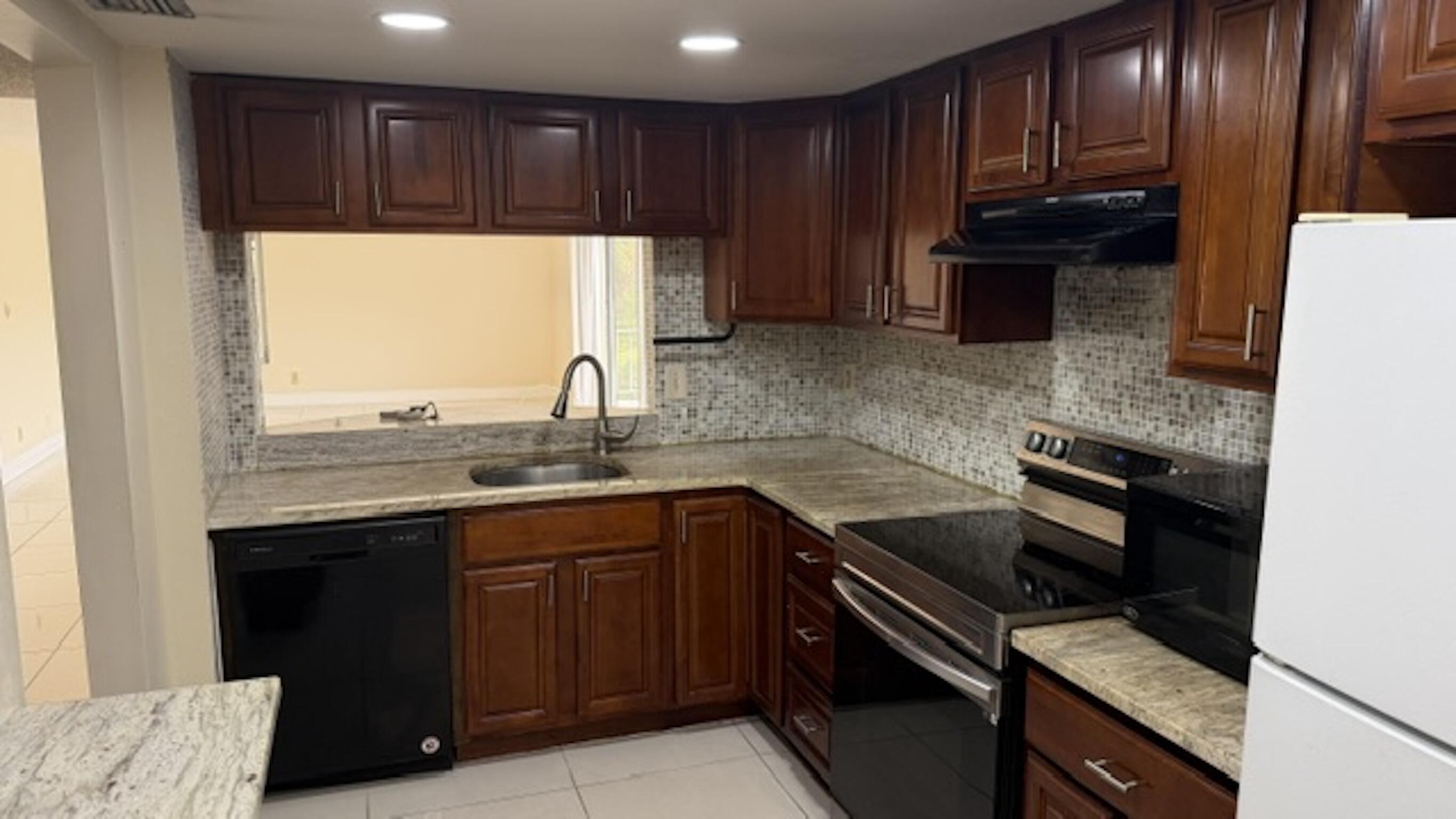 LAGO WEST CONDOMINIUM - Residential